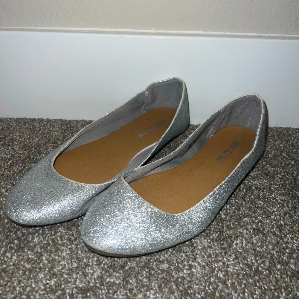 Women’s 8 Sparkly Silver Flats From LOWER EAST SIDE!